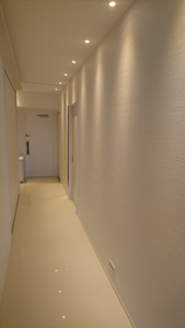ホテルライクリノベーションのダウンライト リビングから玄関の眺め ホテルライクリノベーションのダウンライト リビングから玄関の眺め