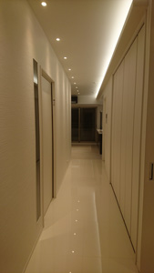 ホテルライクリノベーションのダウンライト 玄関からリビングの眺め ホテルライクリノベーションのダウンライト 玄関からリビングの眺め