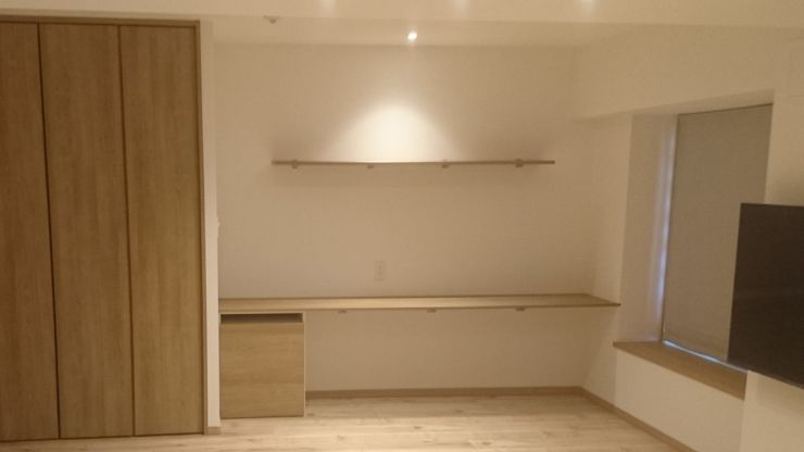 マンションリノベーションで和室を解体して作った広々とした造作デスクと収納棚の事例