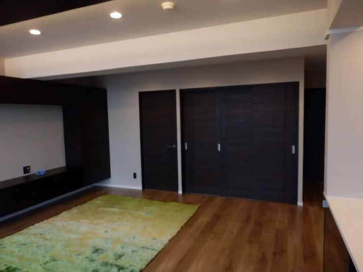 3枚扉を閉じることで寝室として独立させる 3枚扉を閉じることで寝室として独立させる