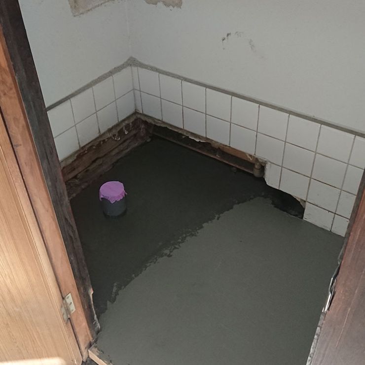工事中　トイレ解体撤去