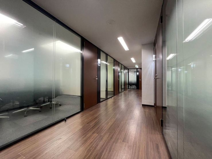 オフィスの会議室　間仕切り工事　施工後