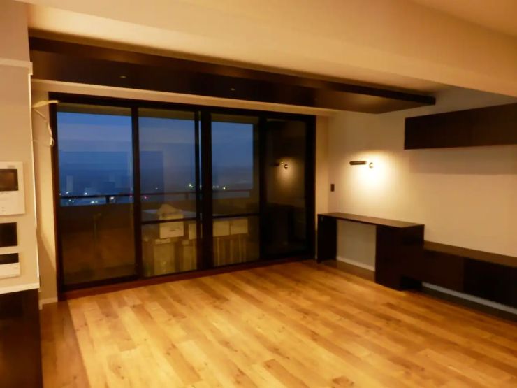 小上がり和室側からリビング　夕方の眺め