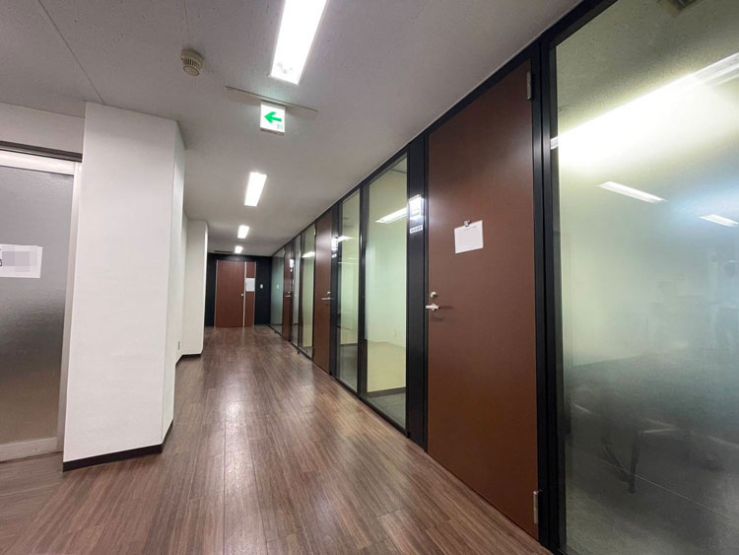 オフィスの会議室　間仕切り工事　施工後