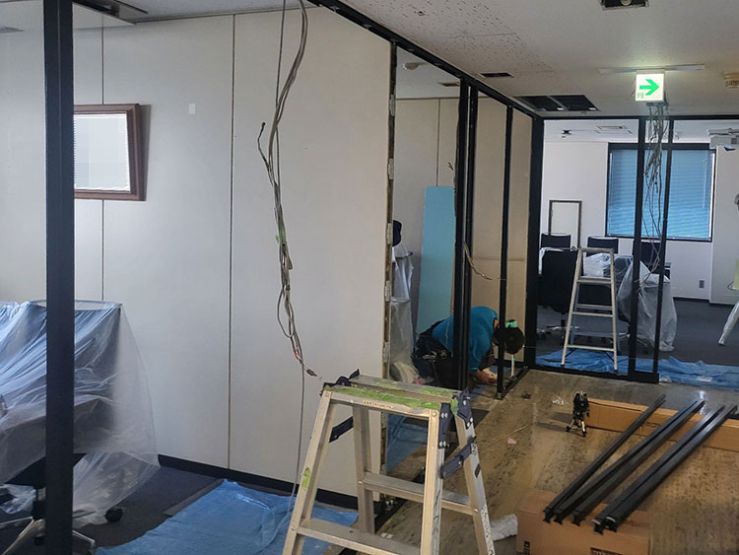 オフィスの会議室　間仕切り工事　工事中